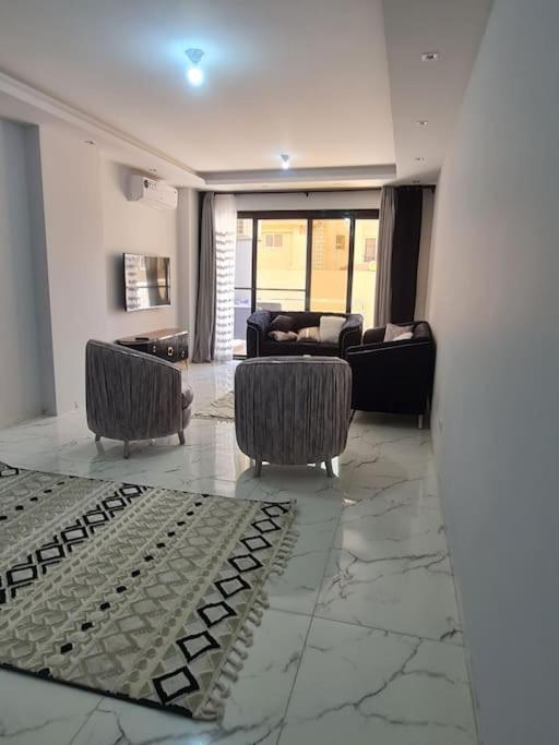 Stunning In 3 Bedroom In Midtown Compound Auc Avenue Apartment *