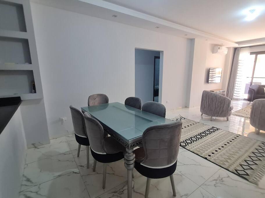 Stunning In 3 Bedroom In Midtown Compound Auc Avenue Apartment *