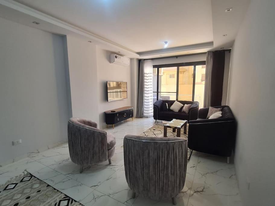 Stunning In 3 Bedroom In Midtown Compound Auc Avenue *